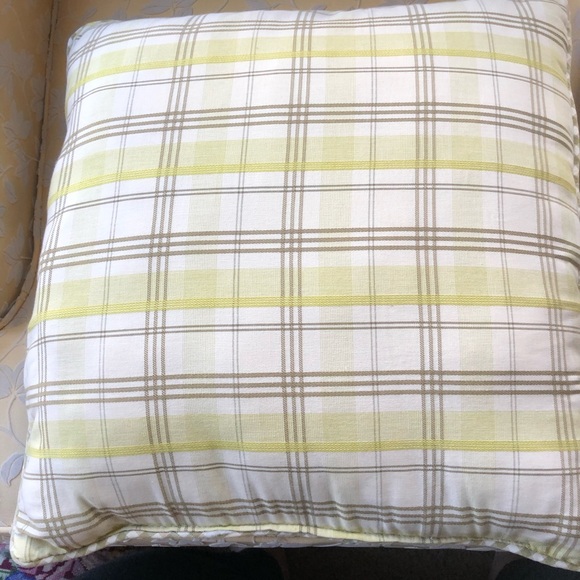 4 green/white coordinating throw pillows 2 designs - Picture 3 of 5